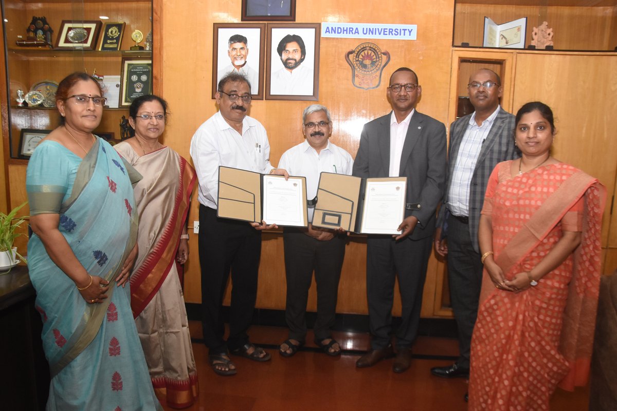 UttarandhraNow's tweet image. ఆంధ్ర విశ్వవిద్యాలయం మరియు ఈథియోపియన్ డిఫెన్స్  యూనివర్సిటీ మధ్య అకడమిక్ మరియు పరిశోధనాభివృద్ధి కోసం అవగాహన ఒప్పందం జరిగింది.
#MoU #EthiopianDefenceUniversity #visakhapatnam #AndhraUniversity #KebedeRegassaGerbi