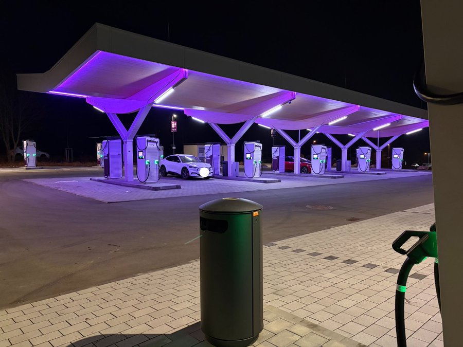 electricfelix's tweet photo. Schleiz is #bosslevel actually

photo by @_PrivatePress

Who needs EnBW roofless when #TEAG offers this across the road!
#alwaysbefaircharging
⚡️⚡️⚡️ https://t.co/M1ASEfvbhT
