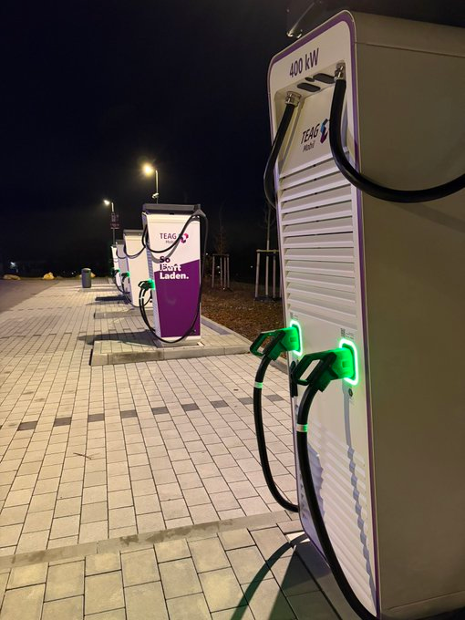 electricfelix's tweet photo. Schleiz is #bosslevel actually

photo by @_PrivatePress

Who needs EnBW roofless when #TEAG offers this across the road!
#alwaysbefaircharging
⚡️⚡️⚡️ https://t.co/M1ASEfvbhT