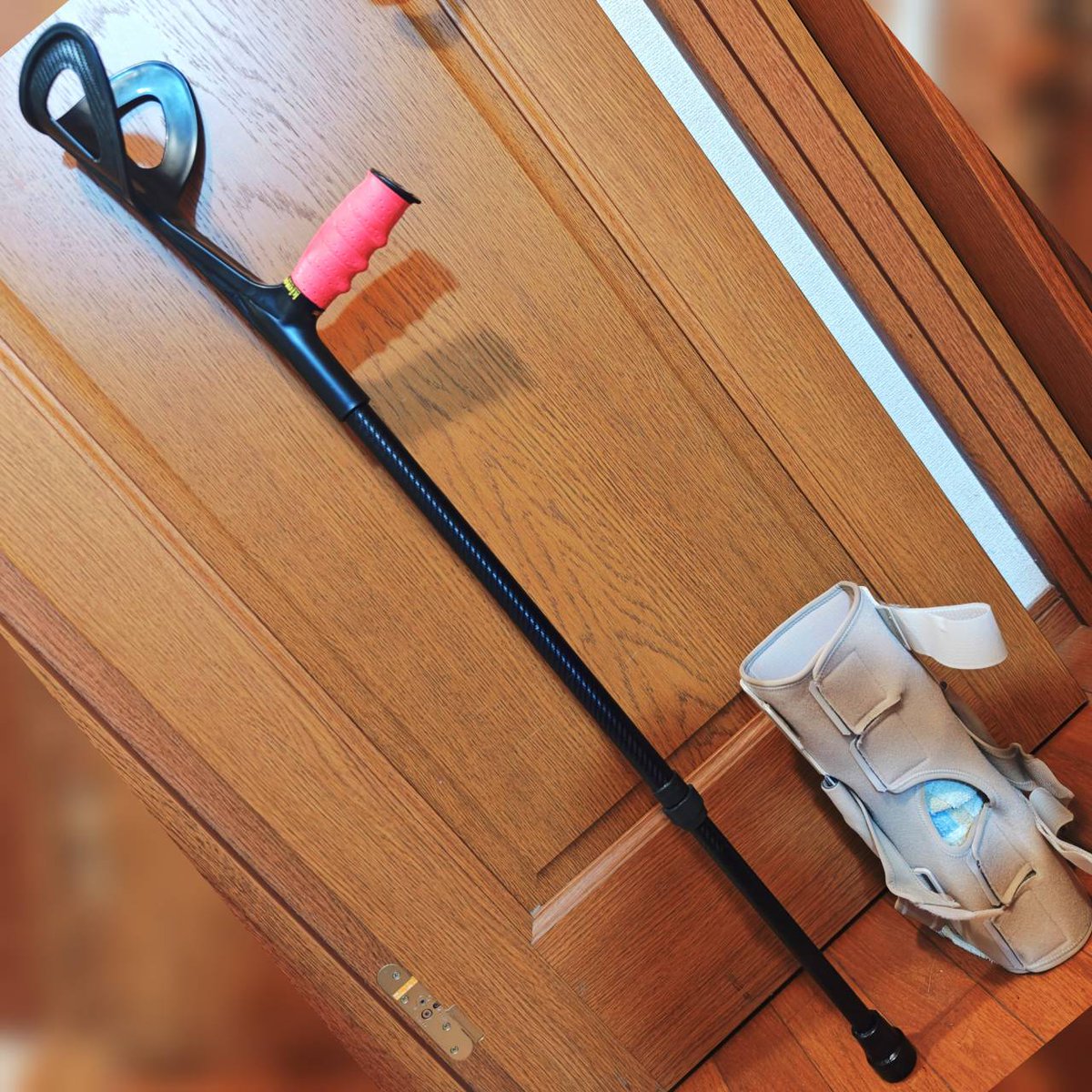 nobutam_project's tweet photo. 【新兵器導入】

普通の松葉杖(病院のレンタル品)から「ロフストランドクラッチ杖」へ変更

ウチにあった"カーボン調カッティングシート(DAISO製)"と色褪せた"グリップテープ"でデコレーション!!

気分と機動力が、アップ⤴️⤴️

#ロフストランドクラッチ杖
#リハビリ
#カーボン調 https://t.co/hmFvbc6vfn