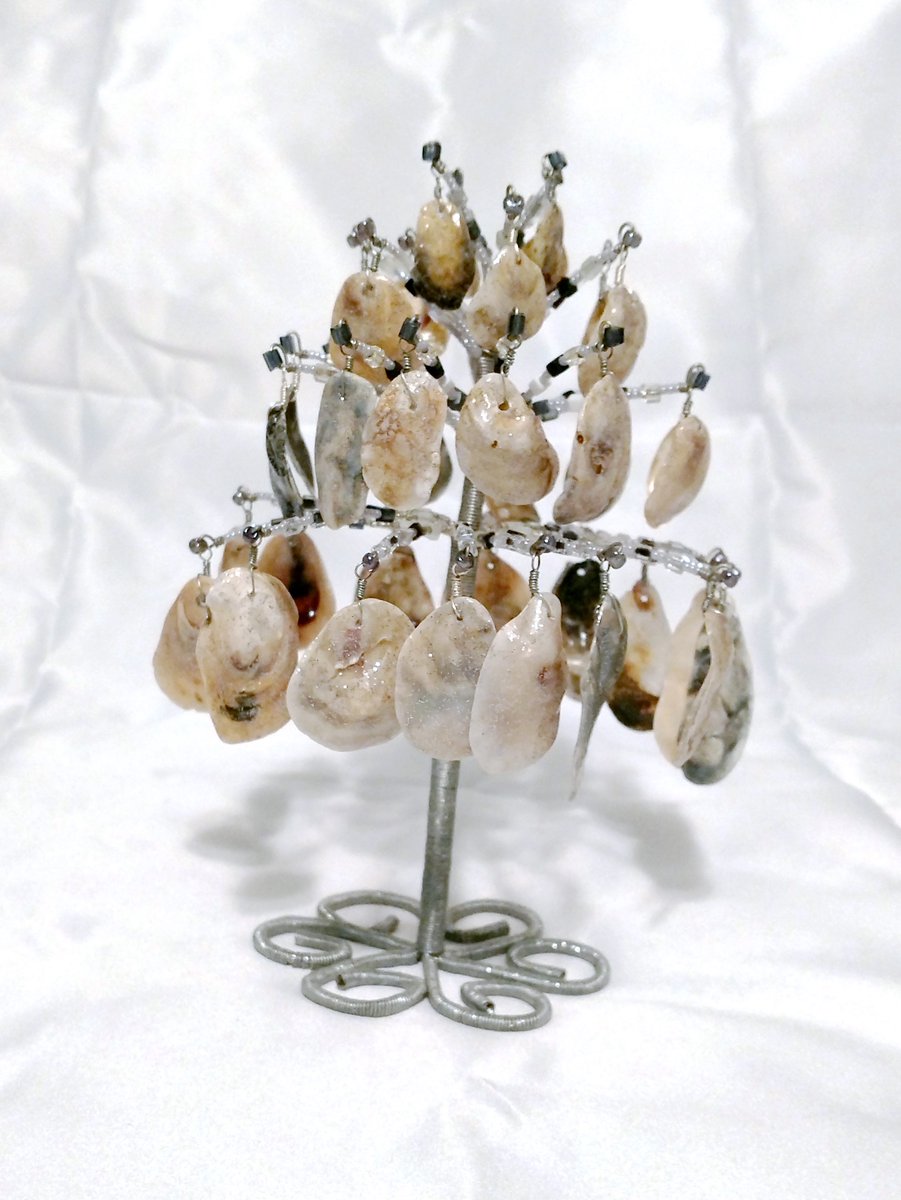 AngelaRienerth's tweet image. !!! 30% off!!! Silver Oyster Tree, Vendor #629, available at Blue Crow Antique Mall, Painter, Va.  @bluecrowantiques #art #handmade #tree #beads #wire #silver #oyster #shells #vintage #collectible #collector #collection #collectorsarewatching