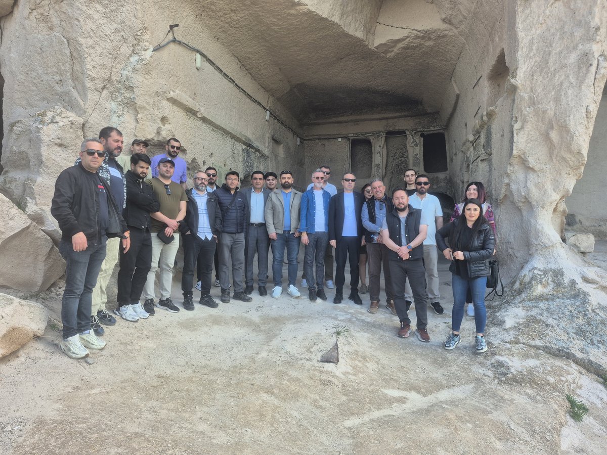 tursaborgtr's tweet photo. Kapadokya Bölge Temsil Kurulumuz, Tatlarin Belediye Başkanı Sayın Ercan Selvi’nin ev sahipliğinde, TÜRSAB Yönetim Kurulu Üyemiz Erhan Falay, Kapadokya BTK Başkanımız Faruk Kahveci ve Kapadokya BTK Başkan Yardımcımız İsmail Sucu'nun katılımıyla, bölgenin turizm potansiyelinin geliştirilmesi ve tanıtılması amacıyla Nevşehir’in Acıgöl ilçesine bağlı Tatlarin kasabasına bilgilendirme gezisi düzenledi.

Program dahilinde, bölgenin önemli turizm değerlerinden olan Tatlarin Yeraltı Şehri ve Seyir Tepesi ziyaret edilerek, alanın turizm rotalarına entegrasyonu seyahat acentalarımızla birlikte yerinde incelendi. Ziyaret esnasında, Tatlarin Kadın Kooperatifi tarafından hazırlanan el emeği ikramlar eşliğinde bölge gastronomisinin turizmdeki yeri hakkında değerlendirmelerde bulunuldu. Tatlarin’in sahip olduğu doğal, tarihi ve kültürel mirasın paket turlara dahil edilmesi ve bölge turizmine güçlü bir şekilde kazandırılması konusunda atılacak adımlar görüşüldü.

Bölge turizminin gelişimine katkı sağlayacak bu organizasyondaki değerli misafirperverlikleri için Tatlarin Belediye Başkanı Sayın Ercan Selvi’ye, emekleri için Tatlarin Kadın Kooperatifi’ne ve katılımlarıyla destek veren tüm seyahat acentalarımıza teşekkür ederiz.