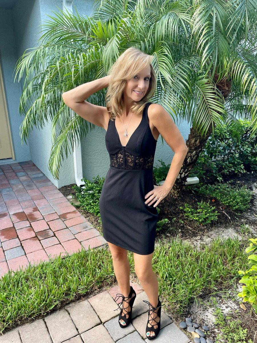 michael25961337's tweet image. Joann’s little black dress! Hope everyone has an awesome day! 

#dress #blackdress #heels