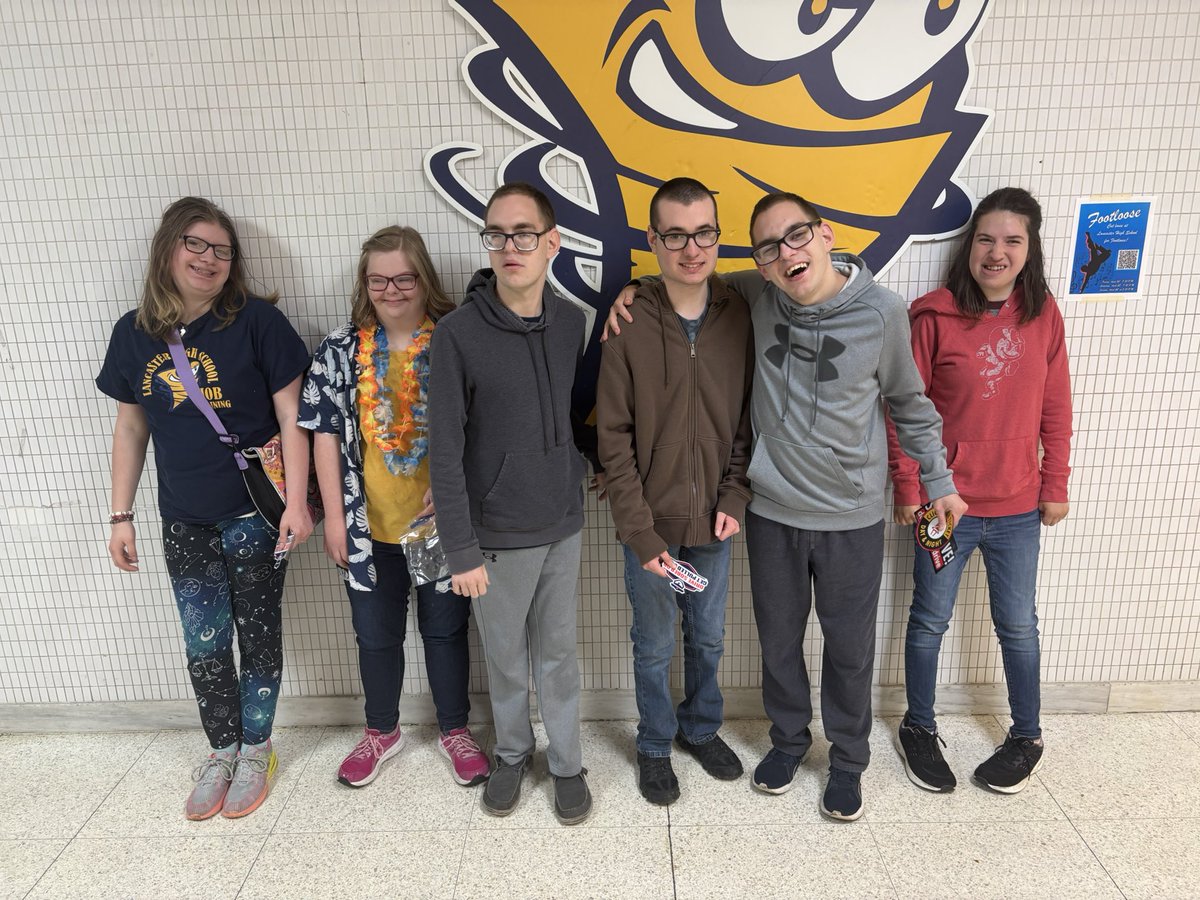 LHSMDClassroom's tweet photo. Kids have signed their Prom Promise and ready for a big weekend at Senior Prom! #WeAreSeniors #PromPromise https://t.co/Ivp1XfKIBy
