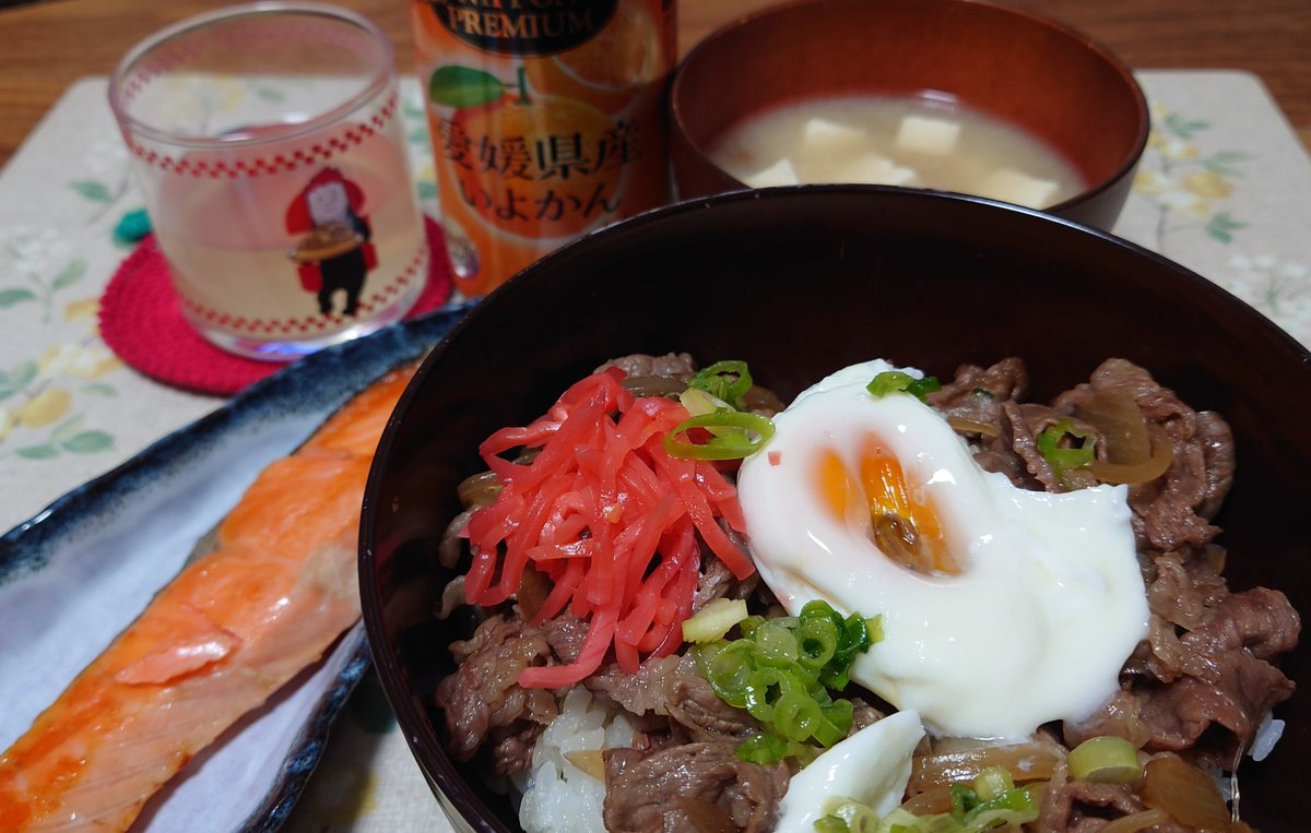 ari21ani's tweet photo. 今から夜ごはん😅
牛丼作ってみた。あとは鮭焼いて
みそ汁といよかんの缶チューハイ😄
今日で4月最後かー😨
#晩酌
#おうちごはん
#夜ごはん https://t.co/RWrpGj2adc