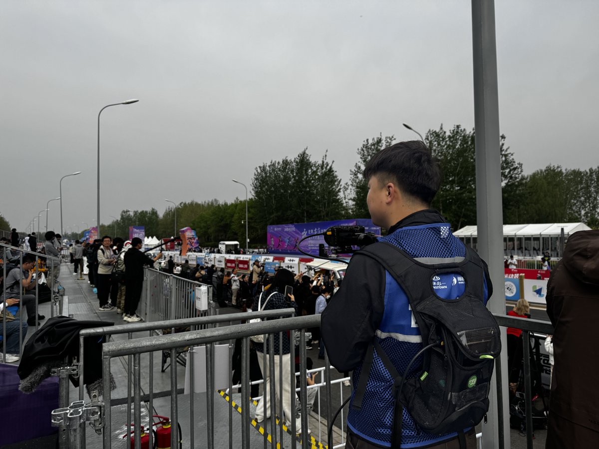 TVUNetworks's tweet image. 🤖🏃 12,000 human runners. ~100 humanoid robot teams. One 21.0975 km course. Zero dropouts.

TVU One powered CMG's  live coverage of the world's first Humanoid Robot Half-Marathon in Beijing — where sport met AI, and broadcast tech kept up with both. 

#TVUOne #LiveSports #5G