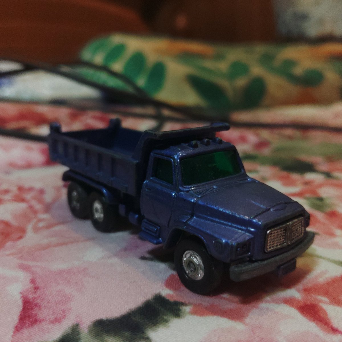 KtbcTakuma's tweet image. #トミカ
#トラック野郎
#旧車
開けてみた
いや～・・・　渋い！！　渋すぎる！！✨
メッキ剥げや、若干の錆び具合がかえって渋さを増させ、めちゃくちゃ渋くなってます！✨
今も、一部地域では実車があるとか・・・