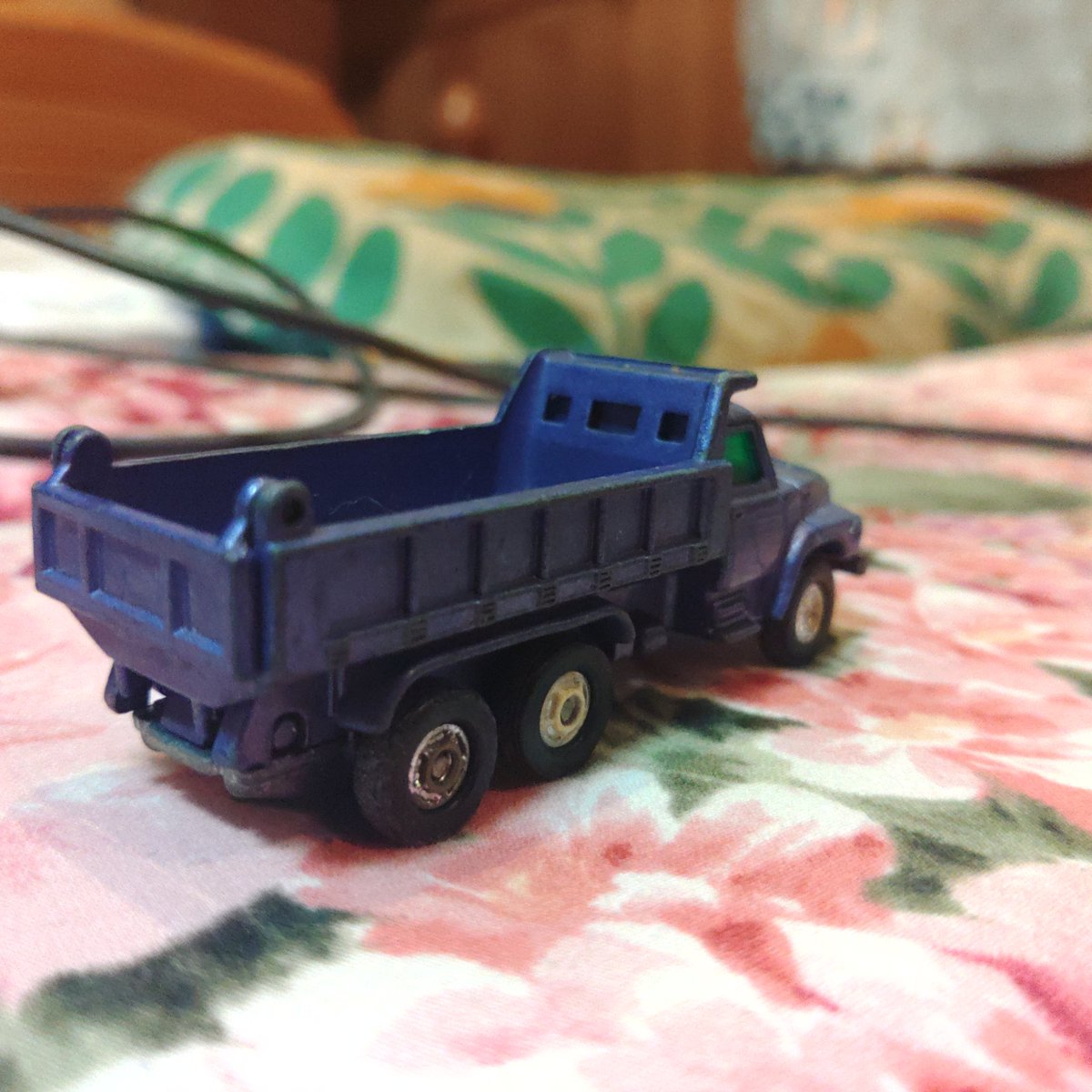KtbcTakuma's tweet image. #トミカ
#トラック野郎
#旧車
開けてみた
いや～・・・　渋い！！　渋すぎる！！✨
メッキ剥げや、若干の錆び具合がかえって渋さを増させ、めちゃくちゃ渋くなってます！✨
今も、一部地域では実車があるとか・・・