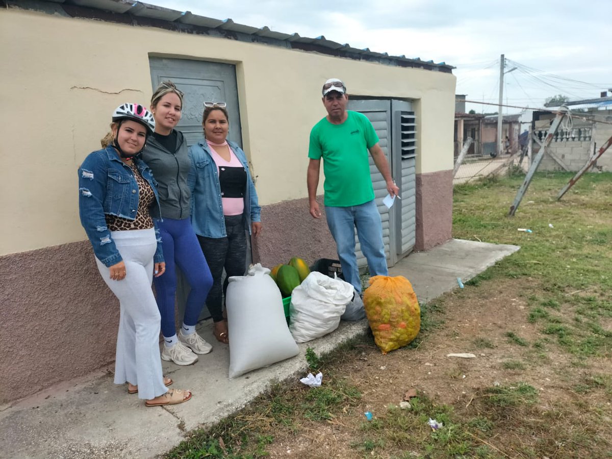 PATSCabaiguan's tweet photo. #TrabajadoresSociales del municipio Cabaiguán junto a productores, y actores económicos de la comunidad realizan donaciones de alimentos a comedores SAF #UnidosXCuba 
#QueNadieQuedeAtrás #SanctiSpíritusEnMarcha 
@DeivyPrezMartn1 @AlexisLorente74 @CancioYule59529 @BeatonNunez https://t.co/DUmnVqAxDT
