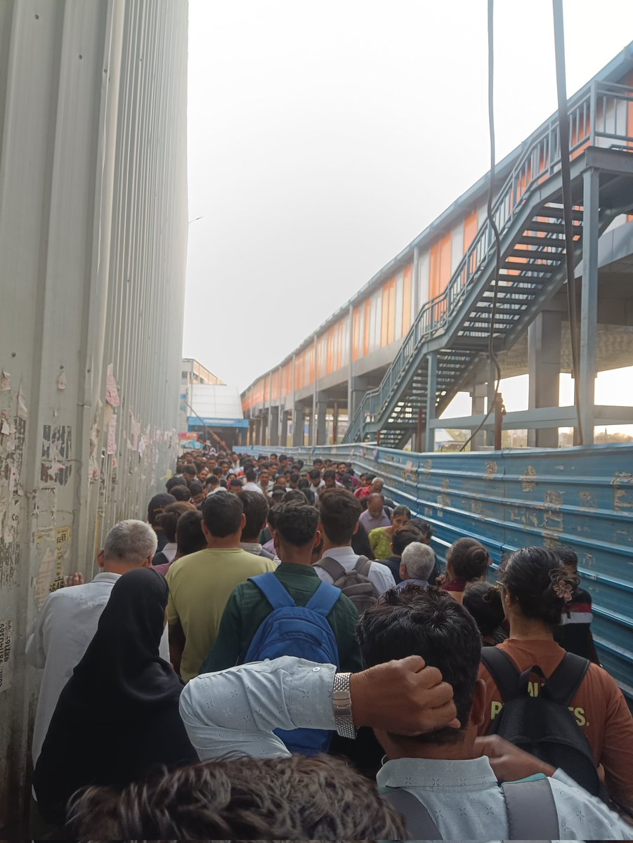 _singh65908's tweet photo. Location : Sector 52 Noida Metro station.
Footover bridge built on the right side was supposed to start months ago.
Concerned authorites kindly look into the matter https://t.co/RgBiaemStV