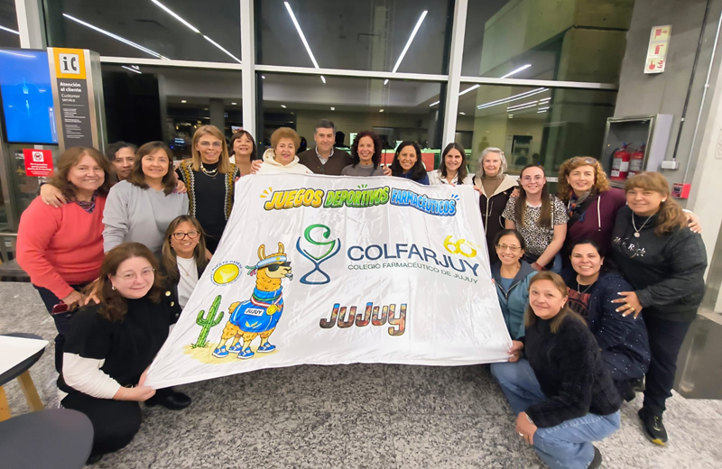 Infocolfarjuy's tweet photo. Del Norte a la Patagonia 💊✈️
El Colfarjuy ya está en Madryn para los #JDF2026.
Más de 1.000 colegas farmacéuticos de todo el país, tres días de competencia y dos objetivos: representar a Jujuy  y celebrar el reencuentro 🔥🏁
Mirá la previa: https://t.co/W5egTzo9es
#JDF2026 https://t.co/dEh33a0kW8