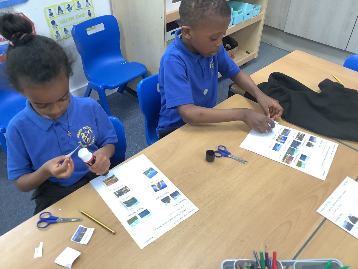 AbbeyPrimary's tweet image. #Y1 #Geography. Having looked at different landmarks and places in England, we are sorting these between human and physical features. We discussed human is made by people and physical is made by God.. they are natural.