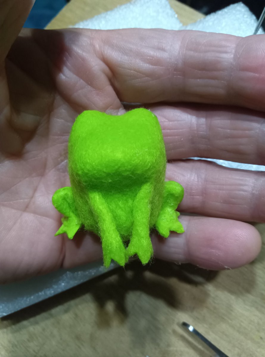 susencho's tweet photo. オーダーカエルいっぱい作ってます🐸 https://t.co/30I0BwgtHQ