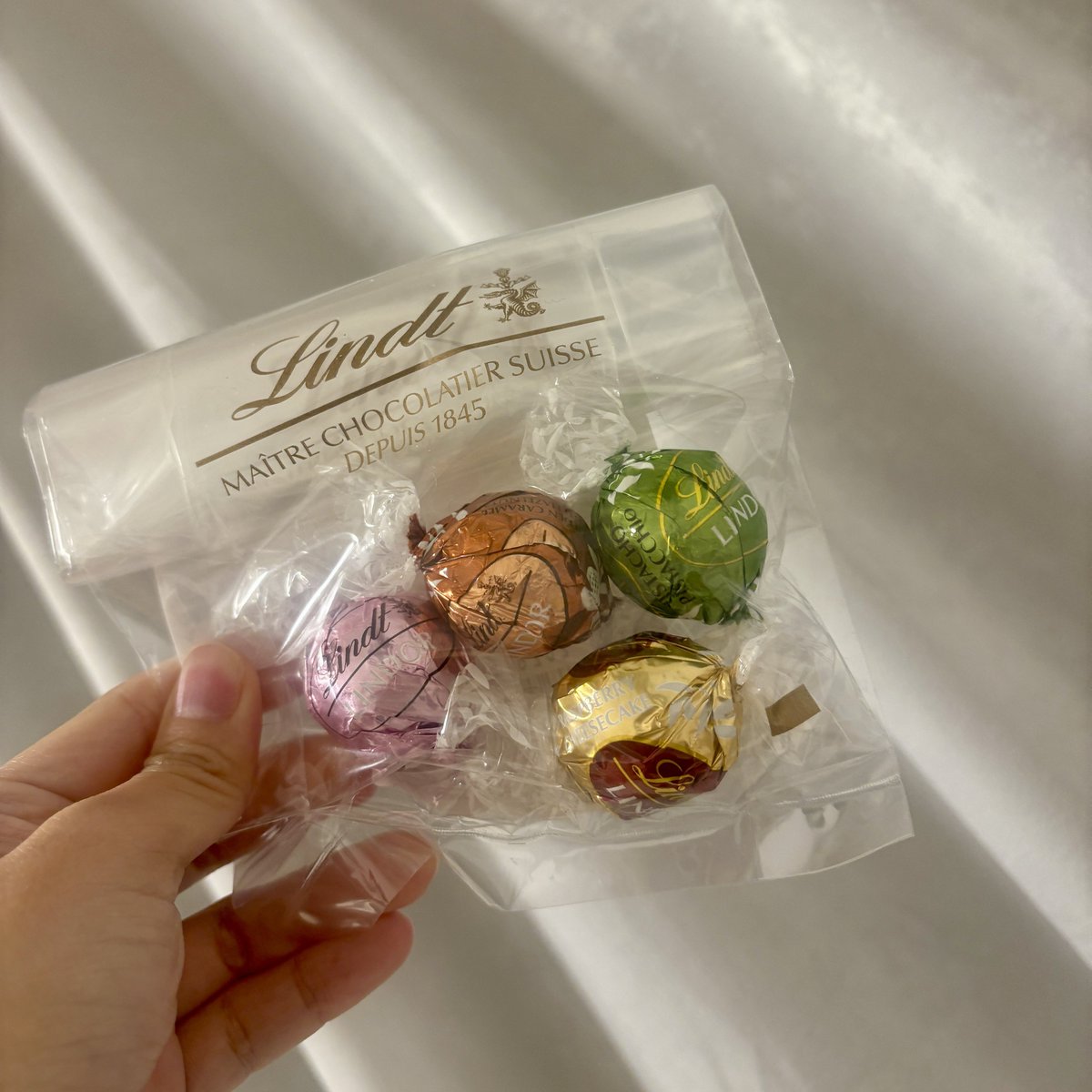 大人だから、なんでもない日に自分のためだけにリンツ買っちゃうもんね〜〜〜