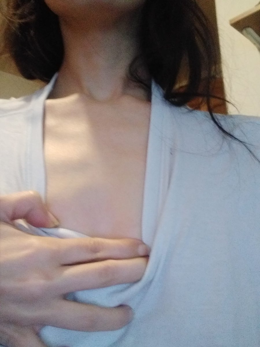 OmMaker1990's tweet photo. @pjjmoonchildd mine looks even worse, i have big collarbones, the only issue is you must get to lower bodyfat percentage as a woman to achieve this, if you are a pear body type maybe at bmi 16 depends on bodytype. But collar bone is different on every person. https://t.co/Atl9vudhuE