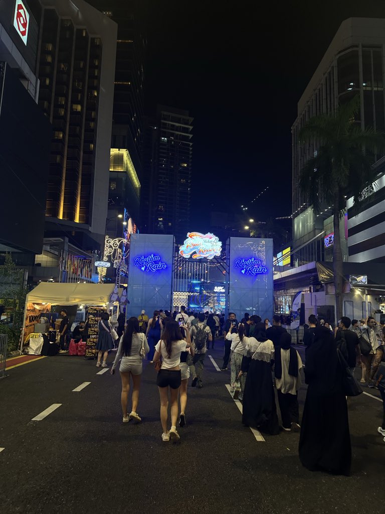 thisthatormee's tweet photo. Ga ikut songkran jadi larinya kesini aja, but ngl malaysia atee https://t.co/SAoJQsQuJq
