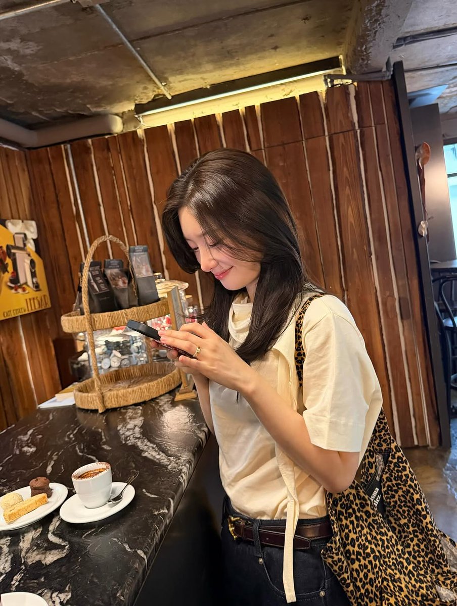 jcyfiles's tweet photo. the main character of every rom-com ever. ♡ 

#정채연 #JungChaeyeon https://t.co/BpS7d83ASZ