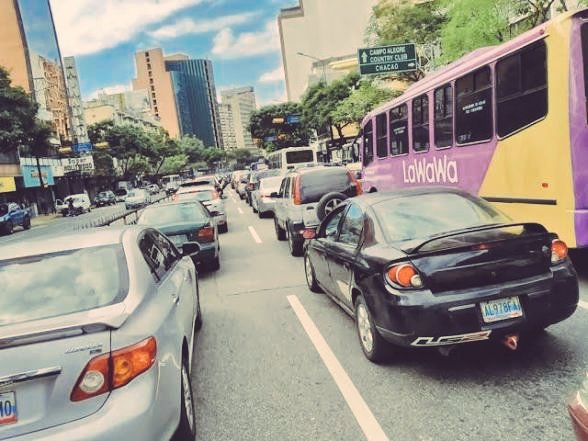 ElParaisoNow's tweet image. #Comunidad|| #Monitor de colas en El Paraíso Caracas 
📍 Toda la avenida Páez está colapsada. 
👥 Los vecinos se quejan porque son las 9 de la mañana y todavía no han podido salir de sus casas por la fuerte cola  
👮🏽‍♂️Autoridades deben intervenir para evitar la anarquía
#️⃣ #30Abr