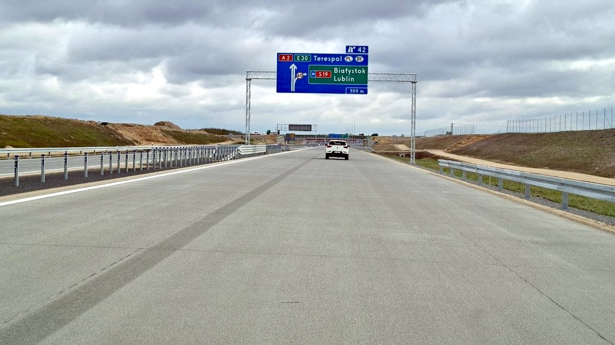 PolskiCement's tweet image. Ponad 5516 kilometrów liczą już drogi szybkiego ruchu w Polsce 🚗

Przed majówką został oddany do użytku 27-kilometrowy odcinek autostrady #A2 - pomiędzy węzłami Łukowisko i Biała Podlaska - oczywiście z nawierzchnią betonową.

To właśnie na autostradzie A2, na odcinku Siedlce