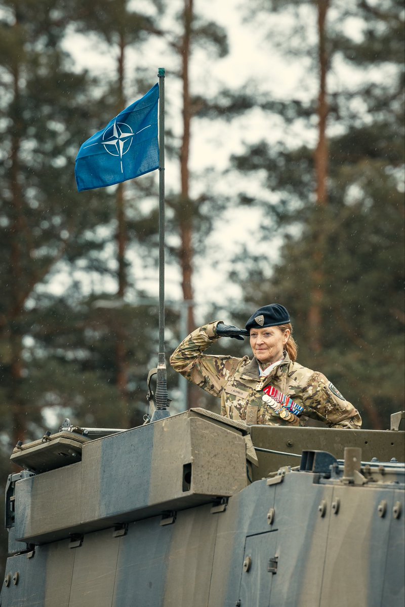 Latvijas_armija's tweet image. 🛡️ NATO Daudznacionālajai divīzijai “Ziemeļi” jauns komandieris!

Šodien militārajā bāzē “Ādaži” svinīgā ceremonijā amatā stājās ģenerālmajors Ulrihs Esemans-Beks, kurš divīzijas vadību pārņem no ģenerālmajores Jetes Albinusas.

Jaunais komandieris uzsver, ka divīzija ir NATO