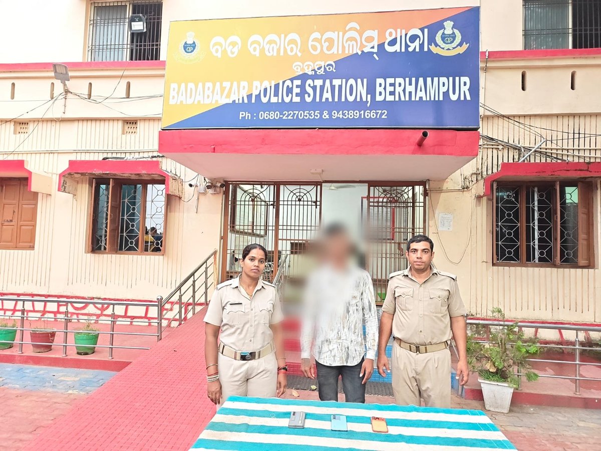 SP_BERHAMPUR's tweet image. Berhampur Police crack down on illegal online betting. 2 arrested in separate raids on 29-30 April for operating “Sky Exchange” racket. 7 devices, ₹37K cash seized; ₹17.3L frozen in 9 bank accounts. Cases under BNS, IT Act &amp;amp; Gambling Act.

#SuccessStories
#NewCriminalLaws