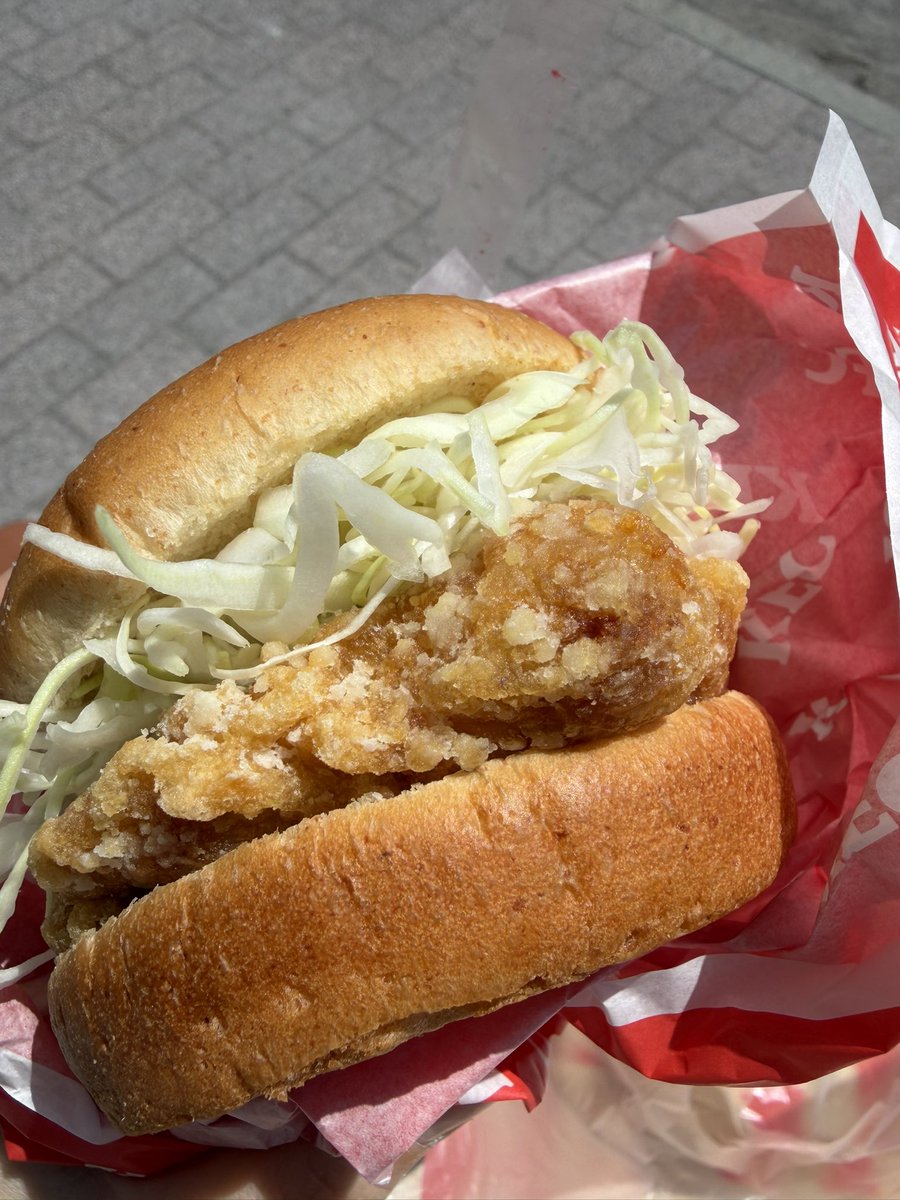 amane0702's tweet photo. この前ケンタッキーで念願のチキン竜田バーガー食べてきた！
美味しかった✨ https://t.co/iax4mylCI6