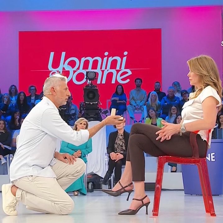 frabiziovalerio's tweet photo. Dopo la segnalazione Marco chiede a Cinzia “vuoi essere la mia fidanzata?” #UominieDonne
QUESTA SCENA COMPLETAMENTE SURREALE ✈️✈️✈️ https://t.co/ni4yVCUKh2