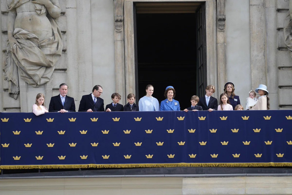 rwthofficial's tweet image. 🇸🇪
#Sweden’s King Carl XVI Gustaf and Queen Silvia, with the Royal Family at a military guard of honour to celebrate his 80th birthday on 30 Apr. 2026. The King also received flowers and gifts from members of the public at the Royal Palace #Stockholm.

Link: