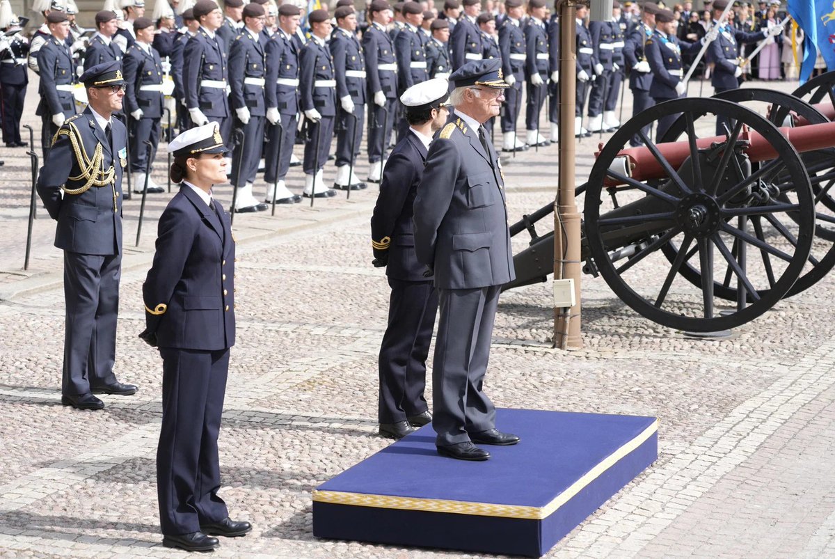 rwthofficial's tweet image. 🇸🇪
#Sweden’s King Carl XVI Gustaf and Queen Silvia, with the Royal Family at a military guard of honour to celebrate his 80th birthday on 30 Apr. 2026. The King also received flowers and gifts from members of the public at the Royal Palace #Stockholm.

Link: