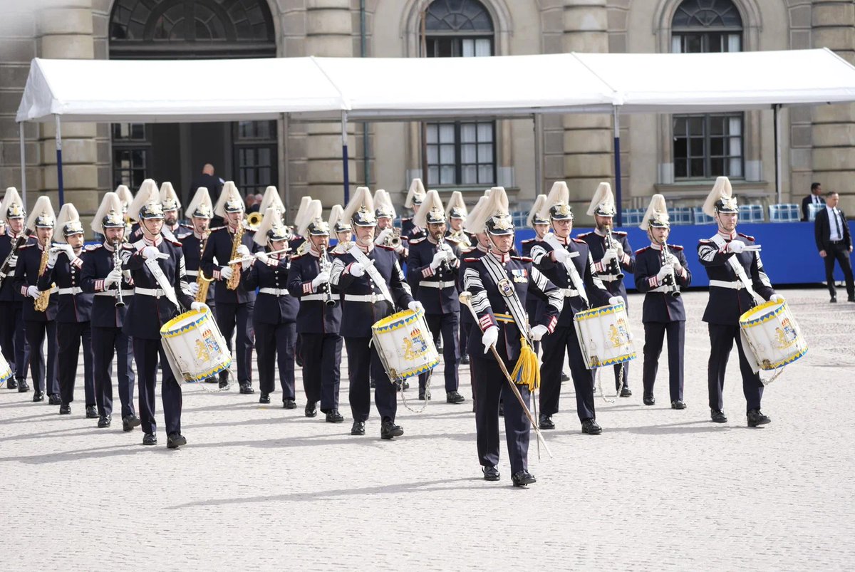 rwthofficial's tweet image. 🇸🇪
#Sweden’s King Carl XVI Gustaf and Queen Silvia, with the Royal Family at a military guard of honour to celebrate his 80th birthday on 30 Apr. 2026. The King also received flowers and gifts from members of the public at the Royal Palace #Stockholm.

Link: