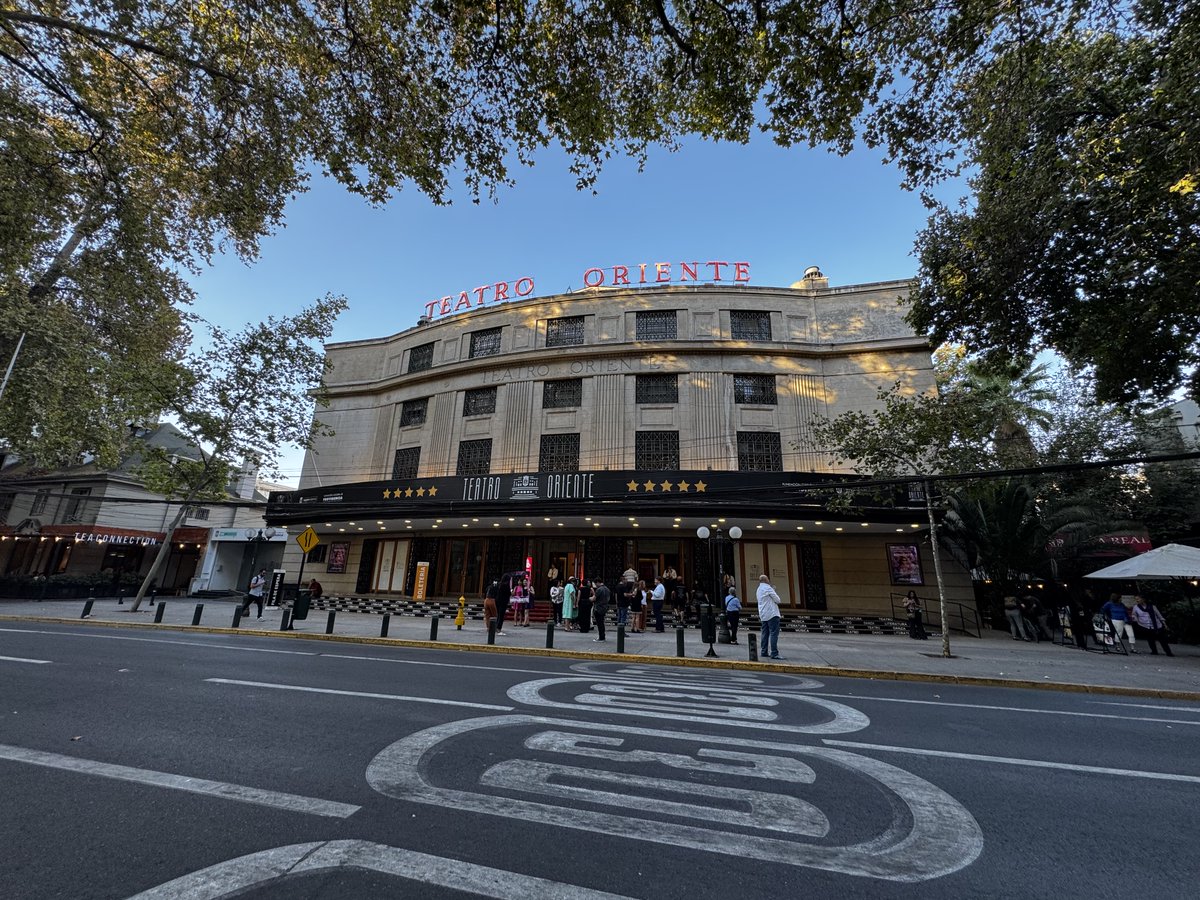 teatrooriente's tweet photo. ¡HOY! Este jueves se realizará la última función del Ciclo de Cine “¡Que vuelvan los clásicos!”, con la película "Drácula". Las entradas están agotadas, pero tendremos una fila de espera, de producirse cupos, podrás ingresar a la sala. @CulturaProvi @muni_provi #MesDelLibro https://t.co/2D7p4BhU8d