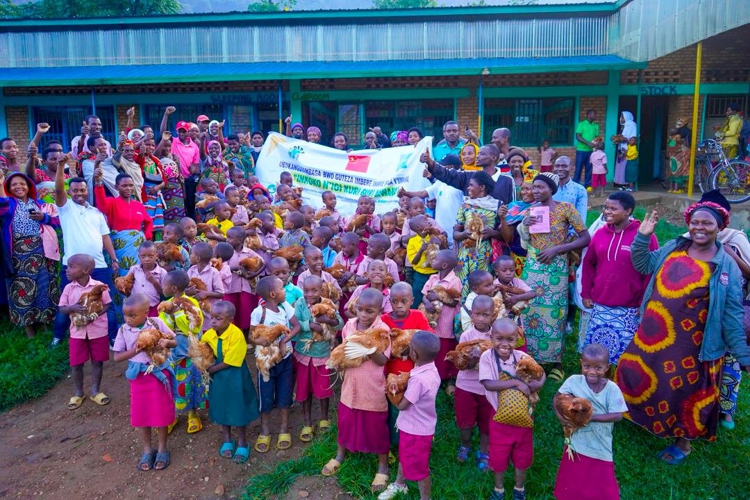 adepe_rwanda's tweet photo. #UPDATES!

Earlier this week, with support from @unicefrw through Chinese cooperation, marked the launch of the distribution of 560 chickens across 7 targeted #ECD centers, advancing child nutrition and strengthening household resilience.

#EggAndChicken for every child. https://t.co/AahnToXgZj