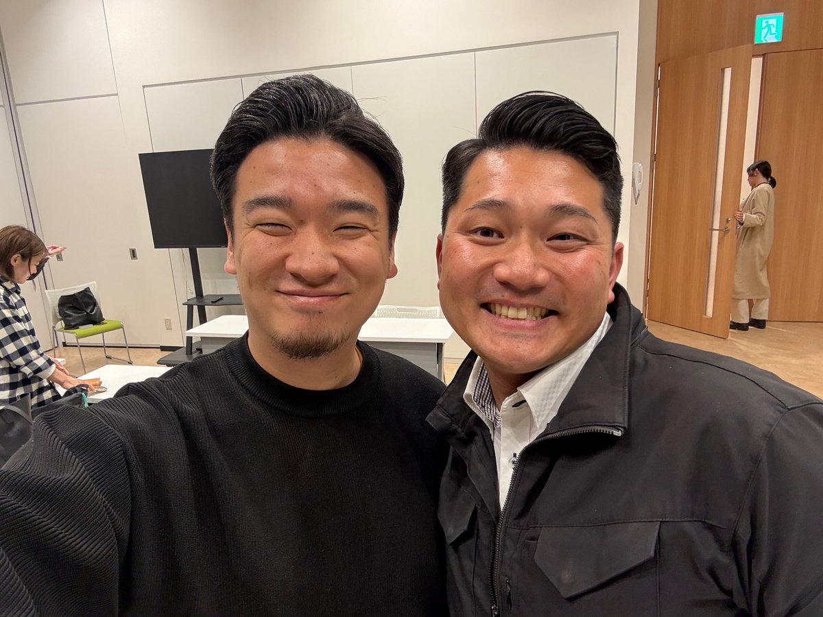 toru_masubuchi's tweet photo. 今日は仲良しほそじにお誘いいただきノブ横地さん（@NobuYokochi ）さんの応援と感謝のSNS勉強会へ。

「誠実な下心」
今日1番刺さった言葉🤝

日頃"綺麗事だけでは商売は出来ない"とよく言ってるけど、自分が言いたかった事をより簡潔に一言で言語化するとまさに必要なのはこれだ。
今日は本当にありがとうございました！

ほそじの目が赤かったのはノブさんの服の色に合わせたのかな。