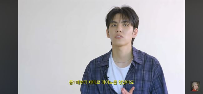 tang__kira's tweet photo. Akhirnya pas tahun 2015, DAY6 debut dengan lagu pertama mereka, Congratulation. Wonpil tapi cerita kalau lagunya ga sesukses yang mereka harapkan, sampai-sampai perusahaan nyaranin member DAY6 tuh busking.

Pada tahun 2017, Wonpil tuh sibuk bgt, udah busking, konser, terus mereka bikin 2 lagu setiap bulan.

Salah satu lagu yang rilis pada tahun itu tuh Yepposeo. Meskipun lagu itu juga ga langsung hits, malah tidak disangka-sangka naik di chart setelah sekian lama lagunya rilis.