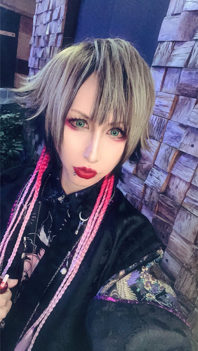 ホリデーおつありでした。荒ぶる曲が違うんじゃないかって感じだけどロックとはそういう事では気もします。ライブ終わったらステージに衣装とエクステがほぼ全部取れてて草