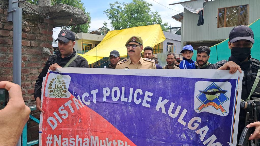 policekulgam's tweet image. Continuing its sustained efforts to combat the menace of #drug abuse, Kulgam Police conducted an #Anti-Drug Awareness #Programme/Rally under the “Nasha Mukt Abhiyan” at Mohanpora, Kulgam. @OfficeOfLGJandK @JmuKmrPolice @KashmirPolice @DigSkr @AnayatAliIPS