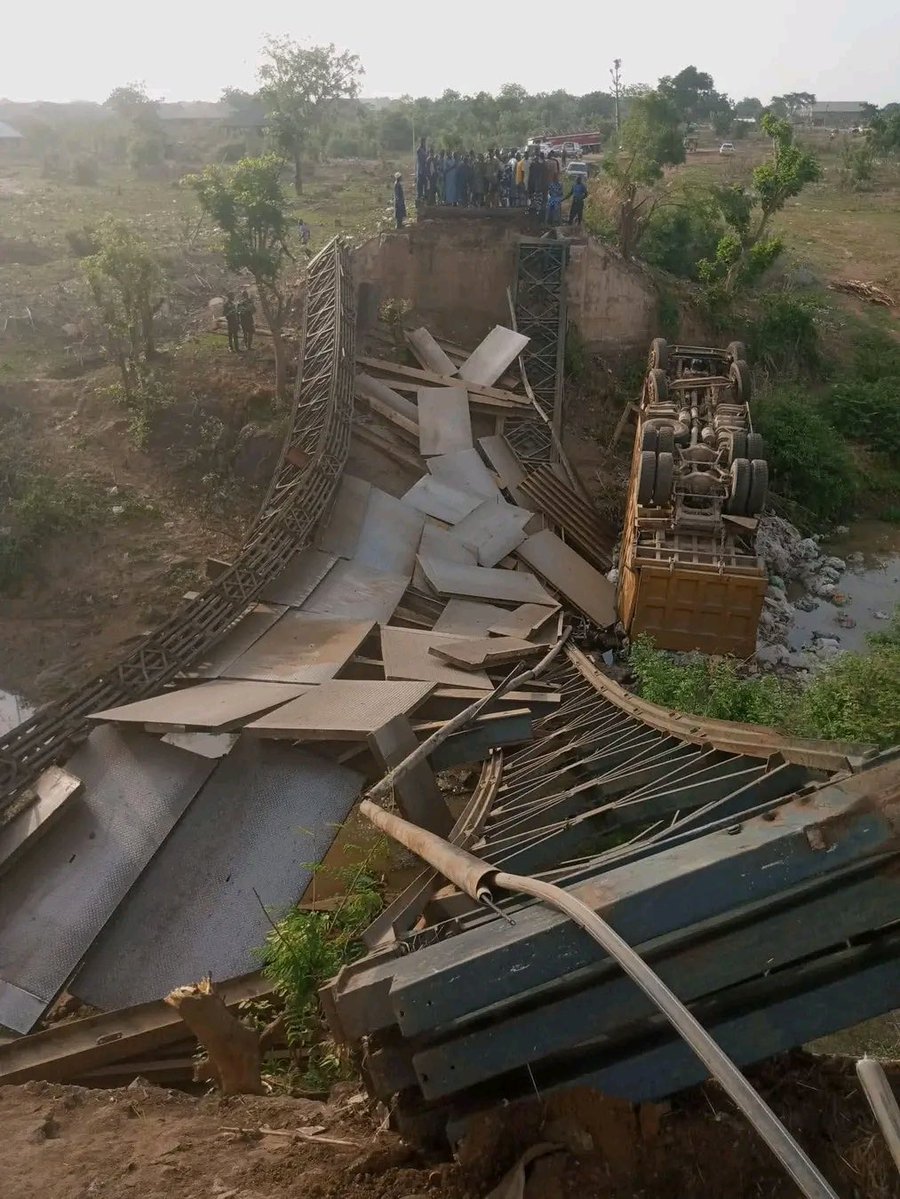 therealmediaNG's tweet image. Moro Bridge collapse disrupts movement along Ilorin–Igbeti highway, commuters stranded in Kwara State.  Read more: therealmediang.com/news/bridge-co…  #Kwara #Nigeria #TrafficUpdate #RBNnews