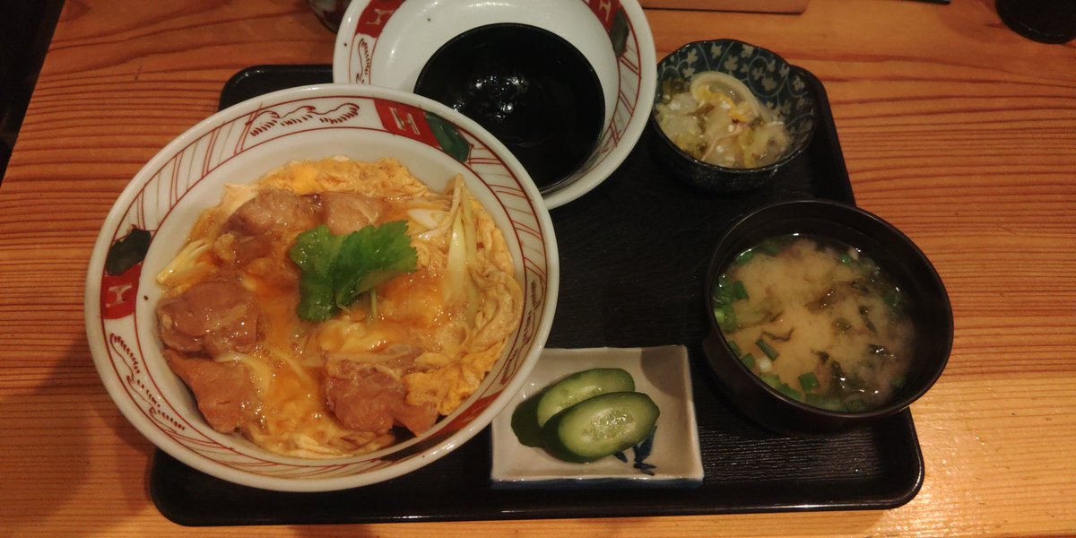 ineptman1977's tweet image. 昨日は急な仕事で昼前の根津へ。斜め向かいにきになる幟あるお店あり。ものは試しと親子丼セットを頼むと……旨い！＠ﾃｰﾚｯﾃﾚｰ

つゆだくで上の卵とじ鶏肉を先に食べてしまっても、雑炊のノリで行けるから米が余ること無し。挨拶文も佳し…！

#一卵亭 #根津 #親子丼