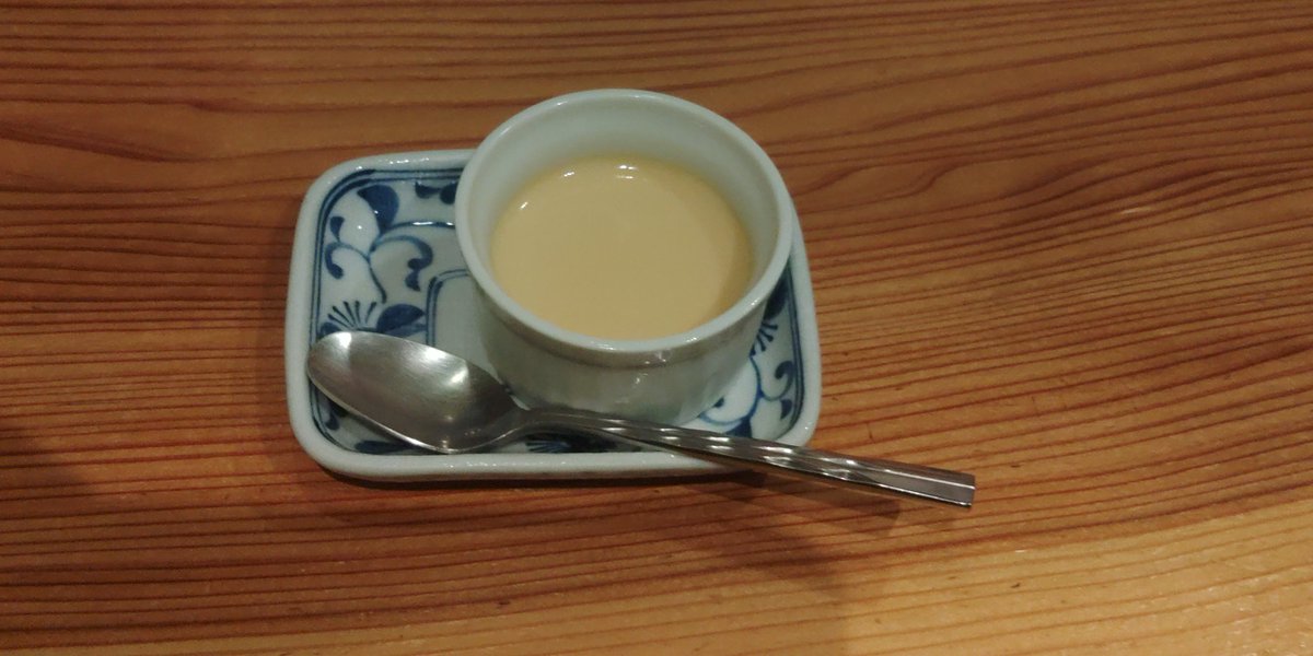 ineptman1977's tweet image. 昨日は急な仕事で昼前の根津へ。斜め向かいにきになる幟あるお店あり。ものは試しと親子丼セットを頼むと……旨い！＠ﾃｰﾚｯﾃﾚｰ

つゆだくで上の卵とじ鶏肉を先に食べてしまっても、雑炊のノリで行けるから米が余ること無し。挨拶文も佳し…！

#一卵亭 #根津 #親子丼
