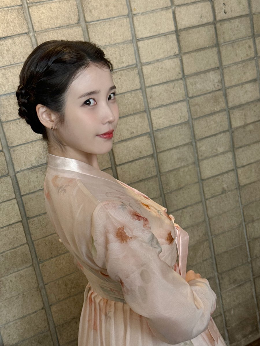 아이유(IU) tweet media