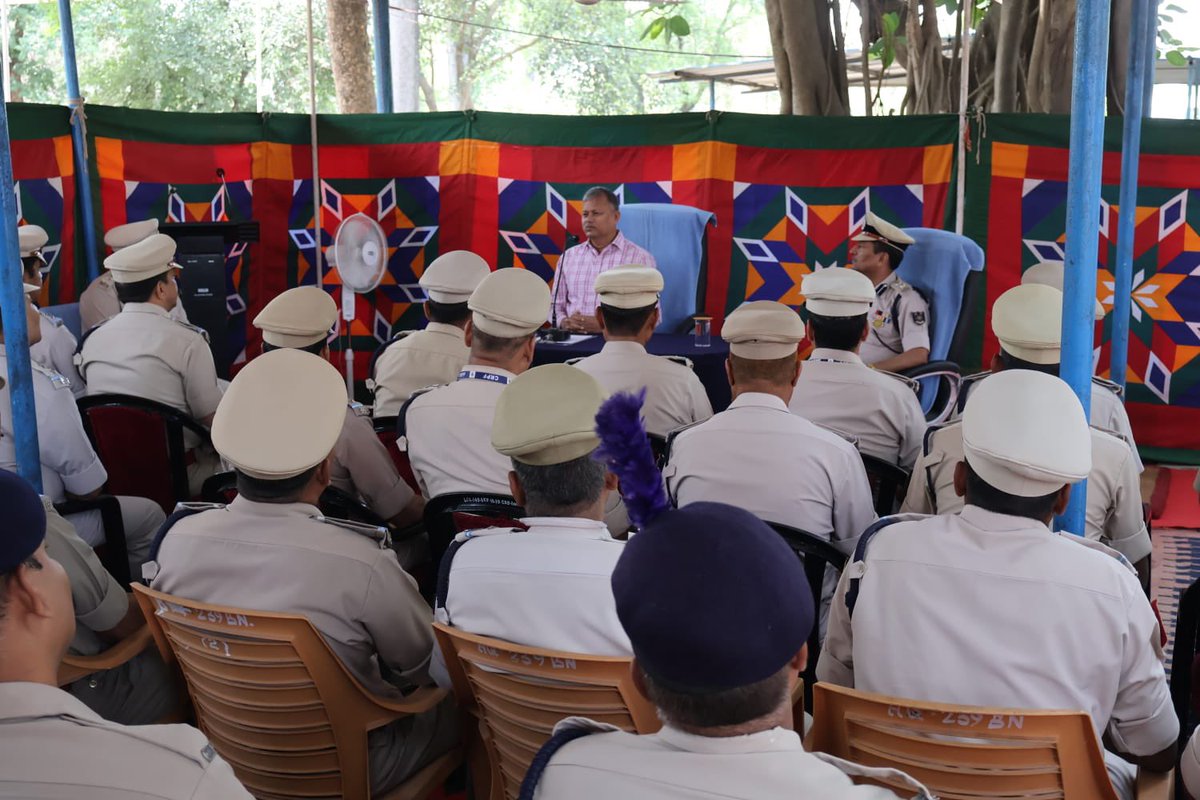 239Bncrpf's tweet photo. आज श्री एस एन मिश्रा डीआईजी रेंज लखनऊ ने @239Bncrpf का दौरा किया। 

उन्होंने यूनिट के अधिकारियों व जवानों को संबोधित किया, ऑपरेशनल तैयारियों की समीक्षा की और कल्याणकारी योजनाओं पर ब्रीफिंग ली। 

DIG सर ने सभी कार्मिकों के समर्पण और कर्तव्यनिष्ठा की सराहना की। https://t.co/sksNtsXgZo