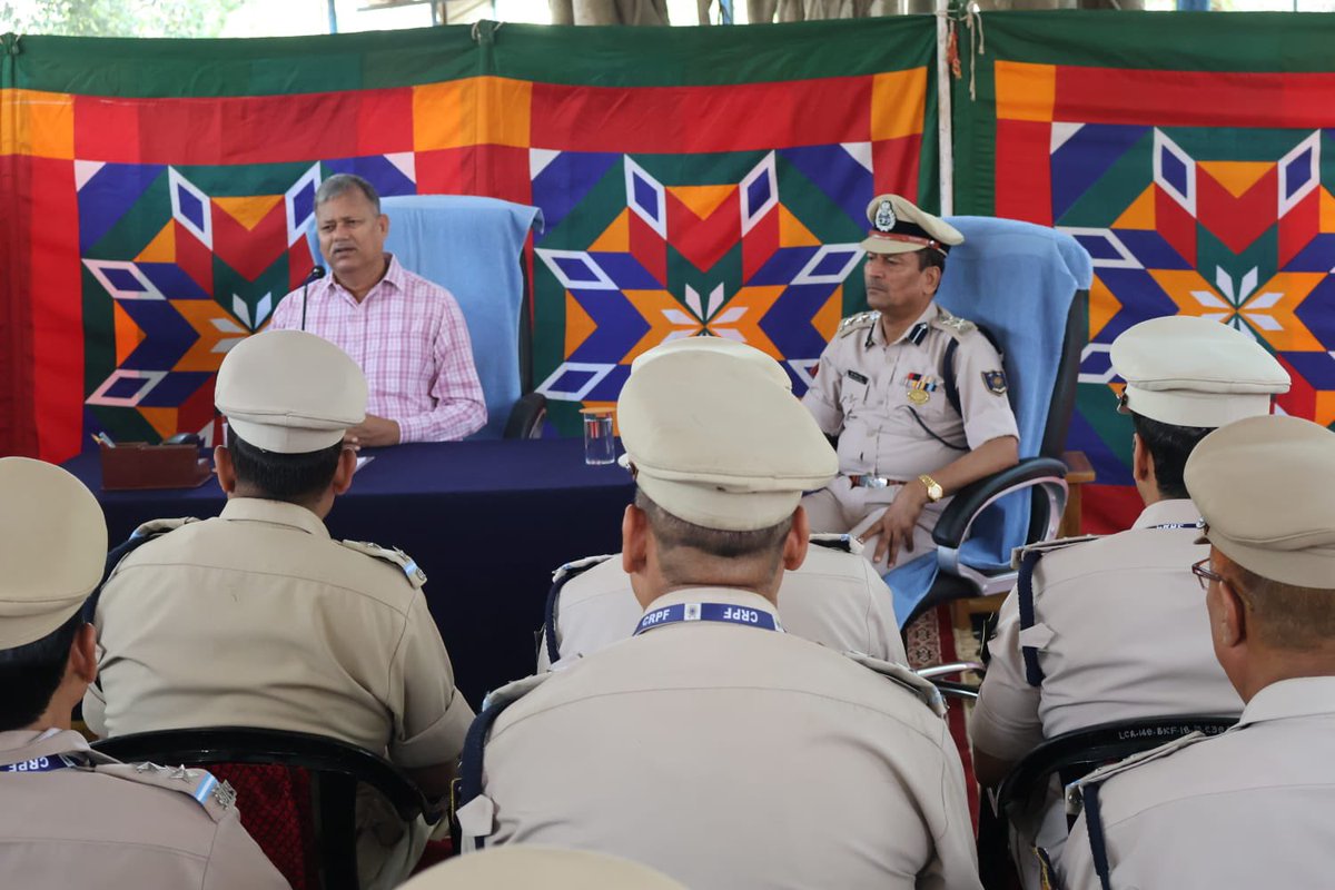239Bncrpf's tweet photo. आज श्री एस एन मिश्रा डीआईजी रेंज लखनऊ ने @239Bncrpf का दौरा किया। 

उन्होंने यूनिट के अधिकारियों व जवानों को संबोधित किया, ऑपरेशनल तैयारियों की समीक्षा की और कल्याणकारी योजनाओं पर ब्रीफिंग ली। 

DIG सर ने सभी कार्मिकों के समर्पण और कर्तव्यनिष्ठा की सराहना की। https://t.co/sksNtsXgZo