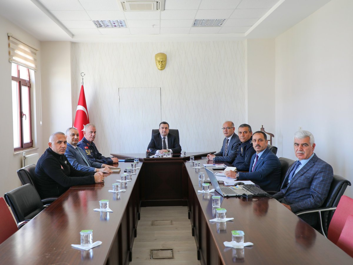 CekerekKaymakam's tweet photo. İlçe Kaymakamımız Sayın Can Kurt başkanlığında, Hükümet Konağı toplantı salonunda "Okul ve Çevre Güvenliği Toplantısı" gerçekleştirildi. https://t.co/RZLikIEtMD