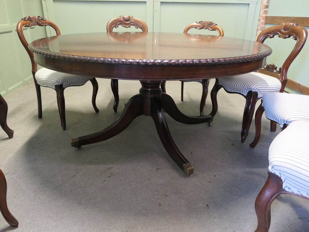 antiques_atlas's tweet image. For SALE on Antiques Atlas we have this
Large Centre Dining Table and 8 Chairs  antiques-atlas.com/antique/large_…  From Elmgarden #antique #antiques #antiquefurniture #antiquediningtable #antiquediningchairs #antiquediningroom #antiquechairs