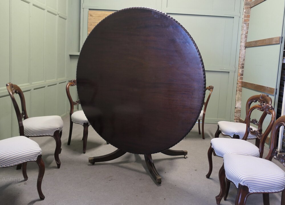 antiques_atlas's tweet image. For SALE on Antiques Atlas we have this
Large Centre Dining Table and 8 Chairs  antiques-atlas.com/antique/large_…  From Elmgarden #antique #antiques #antiquefurniture #antiquediningtable #antiquediningchairs #antiquediningroom #antiquechairs