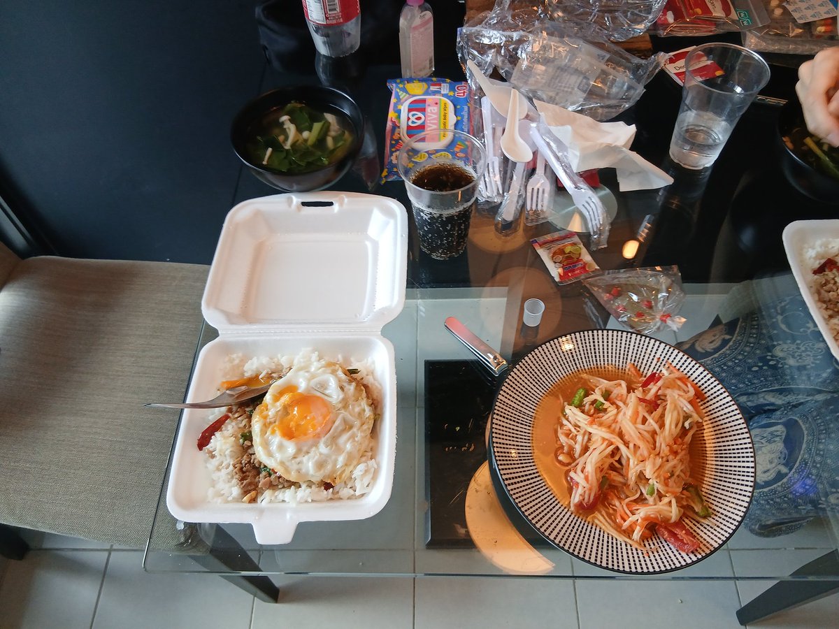 scrumsyrup's tweet photo. LIVEが終わり随分くつろいでいます。
昼飯は近所の屋台でソムタムとガパオをテイ��アウト。茸と卵豆腐のスープを作って、窓からラムカムヘンの景色を眺めながらのランチ。
食後はゆっくりコーヒータイム。何気ないけど、ちょっと贅沢な時間。

bay aniki 

#ThailandTour #残りの滞在も楽しんで過ごす https://t.co/Q5ooa4VfAl