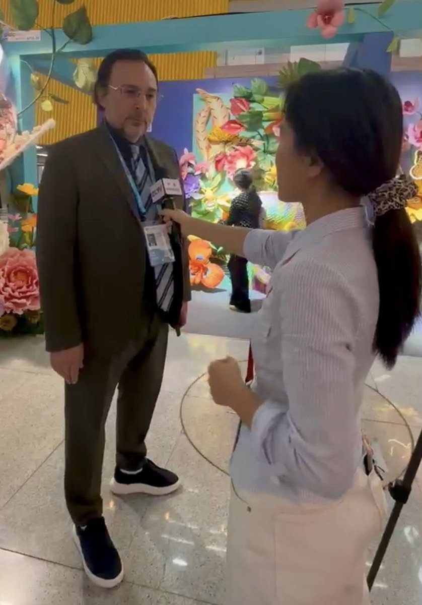 hkncevikoglu's tweet photo. Küresel ticaretin dönüşümü, e-ihracat fırsatları, yeni nesil tedarik modelleri ve uluslararası iş birliği imkânlarını ele almak üzere Guangzhou’da düzenlenen Canton Fair’ın 1. ve 2. fazlarına katılım sağladık.

Fuar kapsamında uluslararası paydaşlarla temaslarda bulunmanın yanı sıra, Çin’in ulusal yayın kuruluşu China Central Television (CCTV)’ye verdiğimiz röportajla Türkiye’nin dijital ticaret ve e-ihracat vizyonuna ilişkin değerlendirmelerimizi uluslararası kamuoyuyla paylaşma fırsatı bulduk.