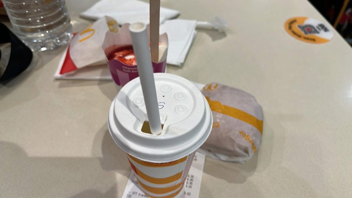 vhin2x's tweet image. Snacking!!! 🍔 🍟 🍨 🥤 #foodporn #food #mcdonalds #rundlemall #australia #adelaidecity #burger #sprite #fries #strawberrysundae

Remember:

You can start 
Late,

Start over,
Lose it all,
Fail again
And
Again,
Yet still
Succeed!!! 😇😇😇