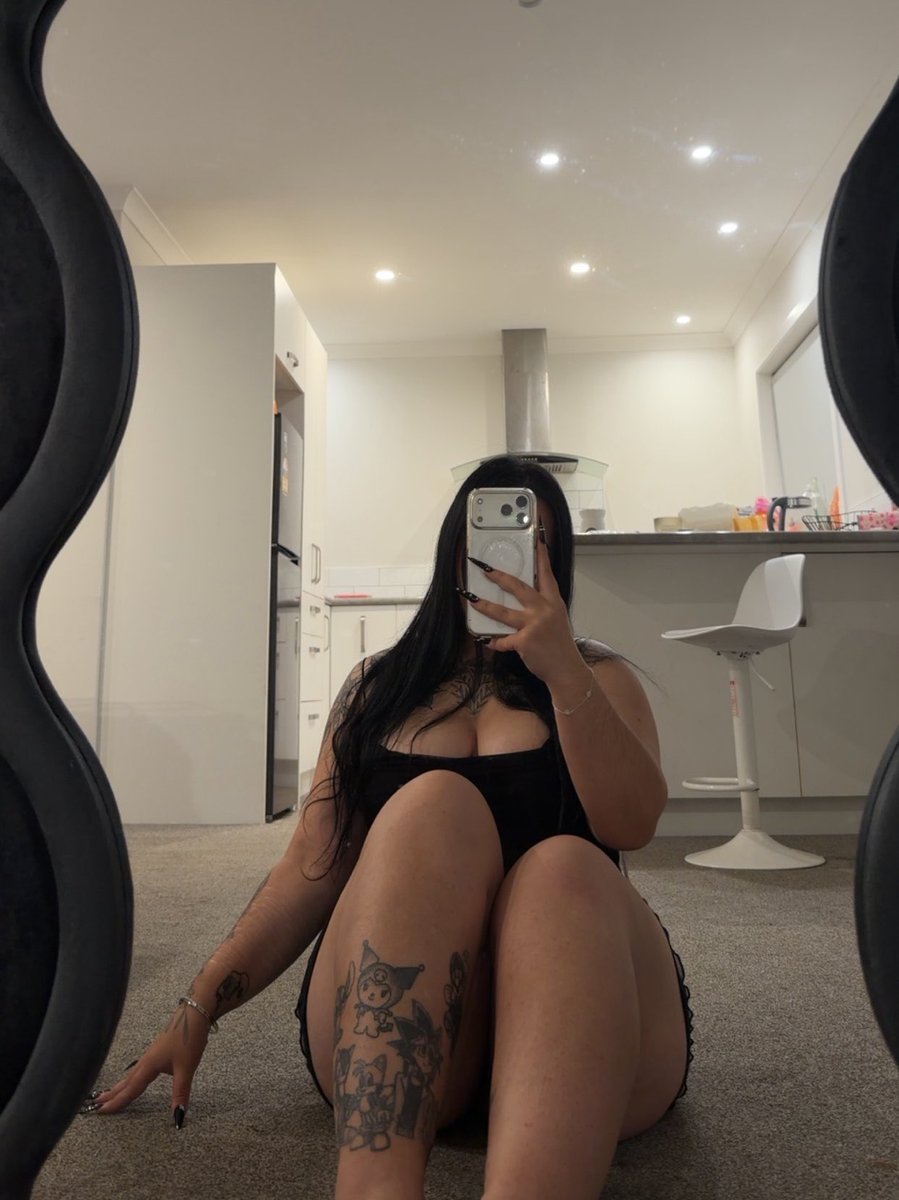 spoilariquxeen's tweet photo. probably gonna wear this dress tomorrow night while i go out drinking 🥂 https://t.co/nbb1MdRgD5
