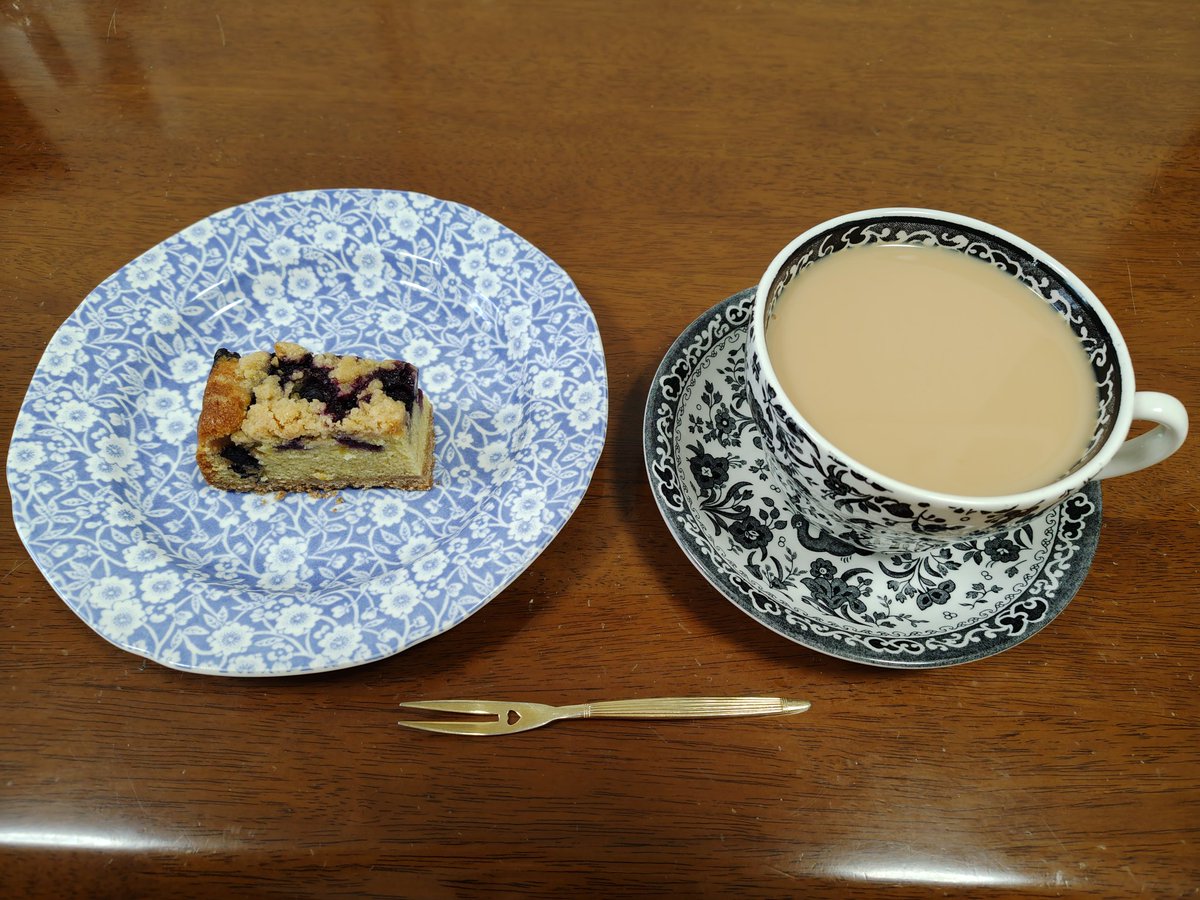 QuQ_mie's tweet photo. 午後お茶、#PGtips　オリジナル　ミルクティー　#サンデーベイクショップ　ブルーベリーのピクニックスクエアと供に　今日は朝から疲れと寒暖差でダウンして洗濯だけして寝ていました😟夢の中でイクスピアリにいってました😌わりと近いからか😌夢の中でもピアリお茶したがってた🤗　#茶好連　#お家茶会 https://t.co/kAThlEtVbn